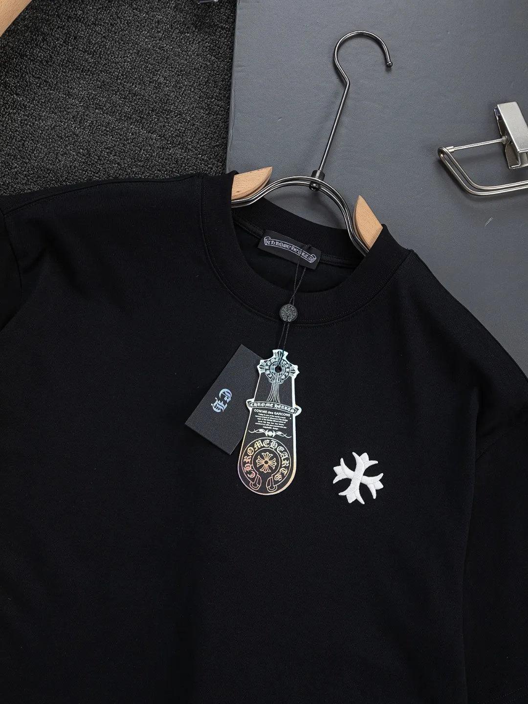 Chrome Hearts CH （ ） 26SS 💥 Classic 🪡 logo logo ✝️🪡 T ，Hot Sale ， ， Same Style， ！ ， Classic ， ， + ， ， ， ， ， ， ， ， ➕ ， ， Silver ， Classic ， ， ！ ， 、 ， ， 。 ！！ ， ， ， ， ！！ 100% ， Breathable， ， ， ， ， ， ， OS ， ， ， icon！ Premium ， ， ， ！ ：Black White Size：S-XL ： S： 50- 56- 70 M： 52- 57- 72 L： 54- 59- 74 XL： 56- 62- 76